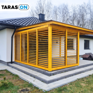 Drewniane zadaszenie tarasu z zabudową boczną OpenUp